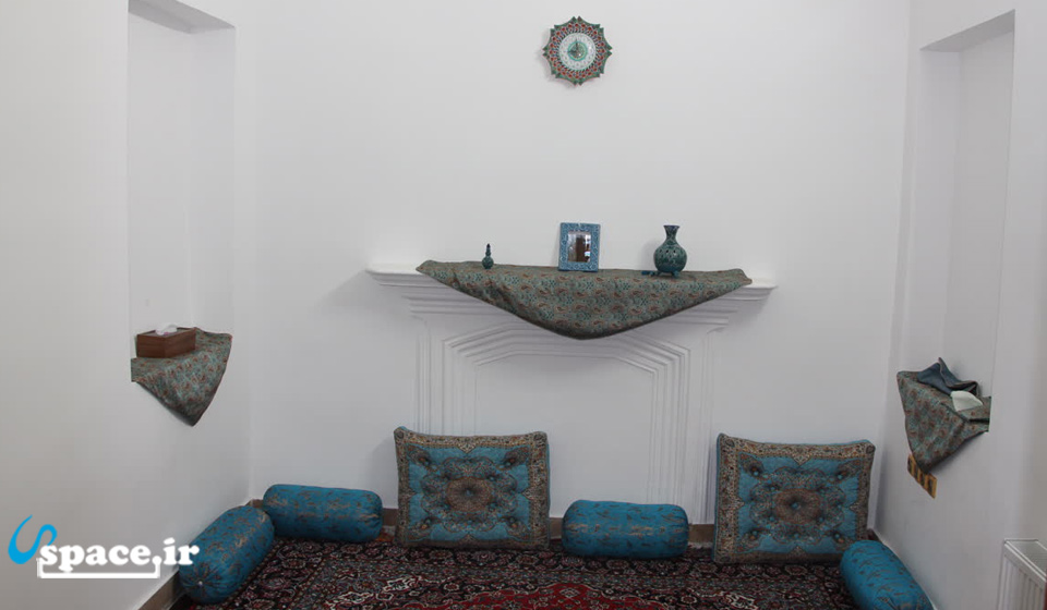 نمای داخلی اتاق ارسی اقامتگاه سنتی عمارت گلابگیر - قم
